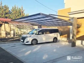 開放感を生む片側支柱の2台用カーポート