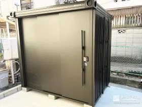 ミリタリーテイストの物置がアクセントに[施工後]