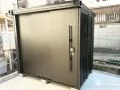 ミリタリーテイストの物置がアクセントに