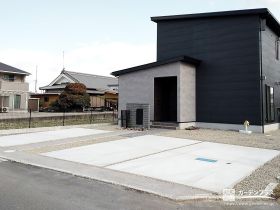 広々としたコンクリートの駐車スペース[施工後]