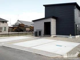 広々としたコンクリートの駐車スペース[施工後]