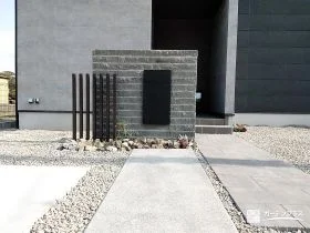 美しい角柱と門柱がモダンなお住まいにマッチする新築外構工事