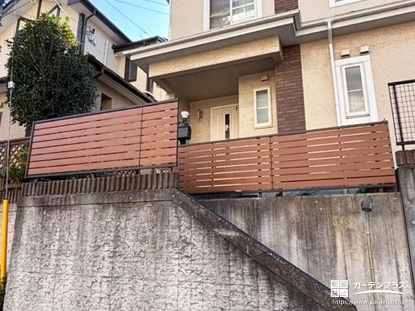 高低差のある敷地を囲い安全性を高める目隠しフェンス設置工事