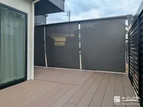 軽やかに視線をカットするオーニングつきウッドデッキ[施工後]