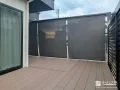 軽やかに視線をカットするオーニングつきウッドデッキ