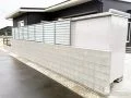 視線を遮るルーバータイプの目隠しフェンス