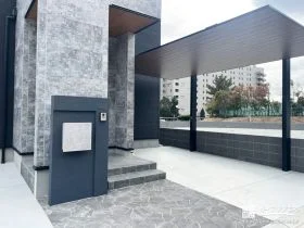 木調屋根のカーポートと塗装仕上げ門柱が映える新築外構工事