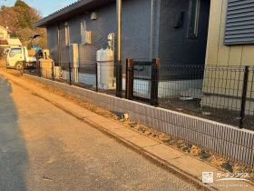 化粧ブロック基礎とメッシュフェンスで囲った敷地境界工事