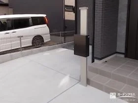 スリムな形状の機能門柱[施工後]