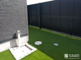 人工芝のお庭と駐車スペースを心地よく整えた新築外構工事