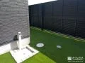 人工芝のお庭と駐車スペースを心地よく整えた新築外構工事