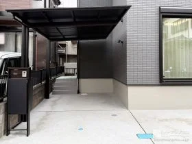 ブラックマット屋根のカーポートで引き締めるモダンな外構工事
