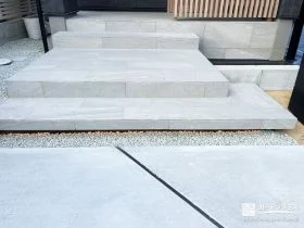 浮き階段で印象的な玄関アプローチ[施工後]