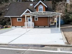 洋風のブラウン住宅に似合う、明るくやさしい印象のカーポート設置工事