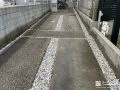 駐車スペースのスリットに砂利を敷設