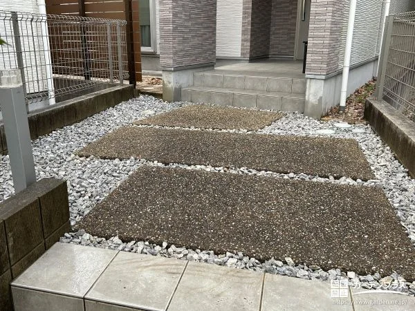 防草シートと白河砂利で明るく整えたアプローチのスリット工事