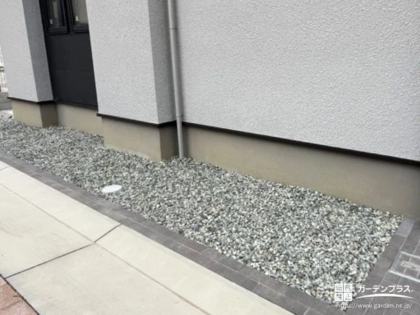 砂利と土間コンクリートを組合わせてしっかり雑草対策をした工事