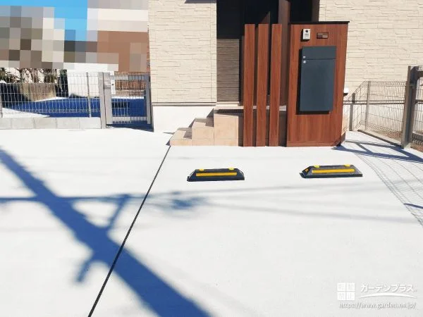 木目調門柱が外構に温かみをもたらすシンプルで使いやすい新築外構