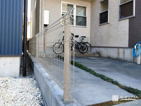 すっきりデザインのメッシュフェンス施工で敷地境界を整えた工事