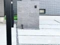 タイル門柱がモダンなアプローチ
