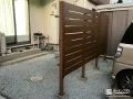 視線をやわらかく遮る目隠しフェンスと前庭の砂利敷き工事