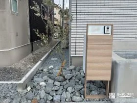 駐車スペースと門まわりをナチュラルに整えた新築外構工事