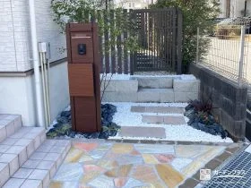 乱形石とレンガを組合わせた玄関アプローチが美しい外構工事