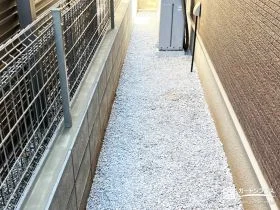 犬走りは雑草対策で管理しやすく[施工後]