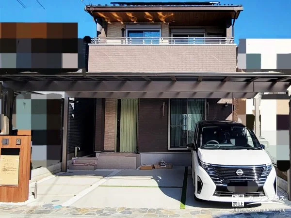 人工芝や乱形石素材の組み合わせが光る新築外構