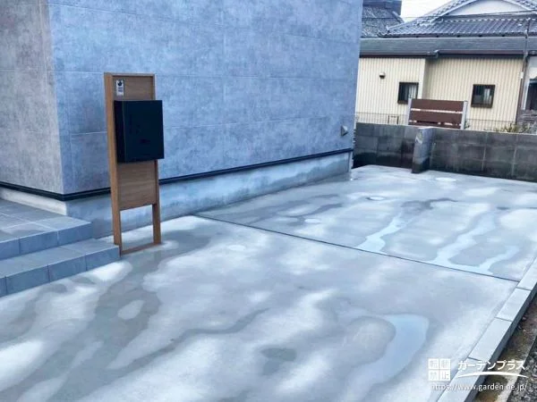旗竿地をシンプルに使いやすく整えた芝生の庭が心地よい新築外構