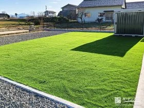 人工芝と砂利を組み合わせて整えたお手入れしやすいお庭工事