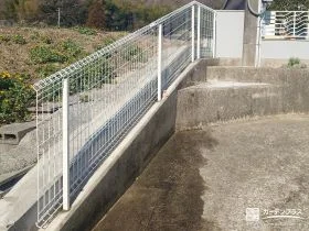 傾斜地に対応できるメッシュフェンス[施工後]