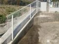 傾斜地に対応できるメッシュフェンス
