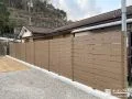 道路からの視線を遮るナチュラルデザインの目隠しフェンス工事