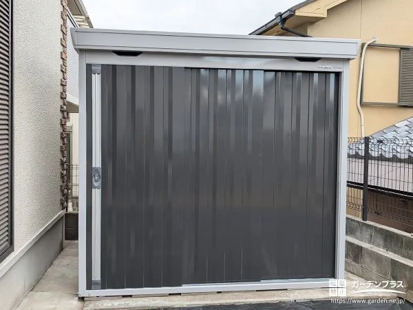 しっかり収納力と使いやすさを備えた物置を設置したお庭工事