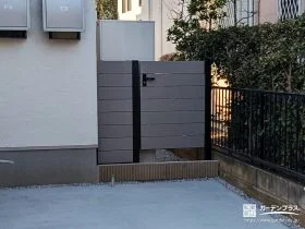 防犯面でも安心感が高まる犬走りの門扉