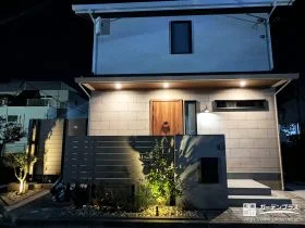 夜の外構の魅力を引き立てるおしゃれな照明