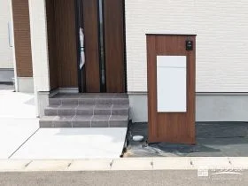 玄関とリンクしたおしゃれな門柱デザイン[施工後]
