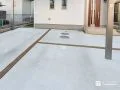 レンガがアクセントになる整ったコンクリートの駐車スペース工事