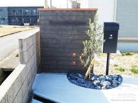木目調門袖と植栽でナチュラルに仕上げた門周り[施工後]