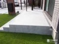 タイルデッキで玄関までつながる動線