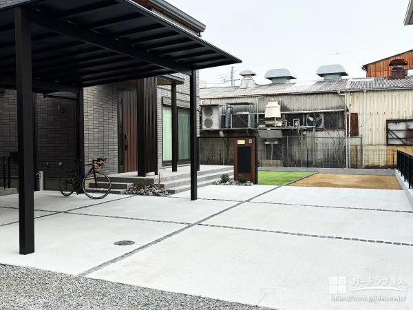 No.28774 マットブラックのカーポートが引き締める一体感のある新築外構[施工後]