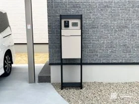 落ち着いた配色の機能門柱[施工後]