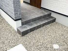 ポーチ階段と砂利で整える使いやすさ[施工後]