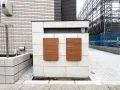 ホワイトのタイル門柱が出迎える高級感のある新築外構