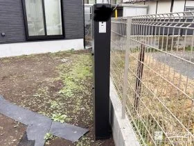 玄関前をすっきりと整えるスリムな形状の機能門柱設置工事