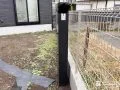 玄関前をすっきりと整えるスリムな形状の機能門柱設置工事