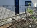 敷地境界をすっきり区切るメッシュフェンスを設置した工事