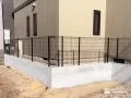 軽やかに敷地境界を明確化するメッシュフェンスを設置した工事