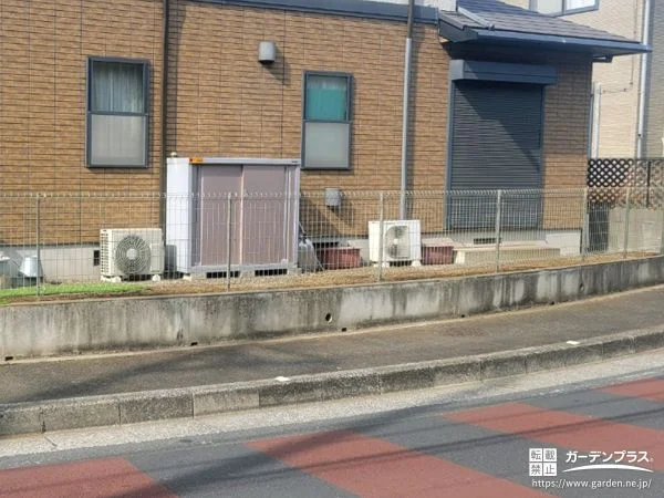 圧迫感を抑えたメッシュ状の境界フェンスで境界を区切った工事